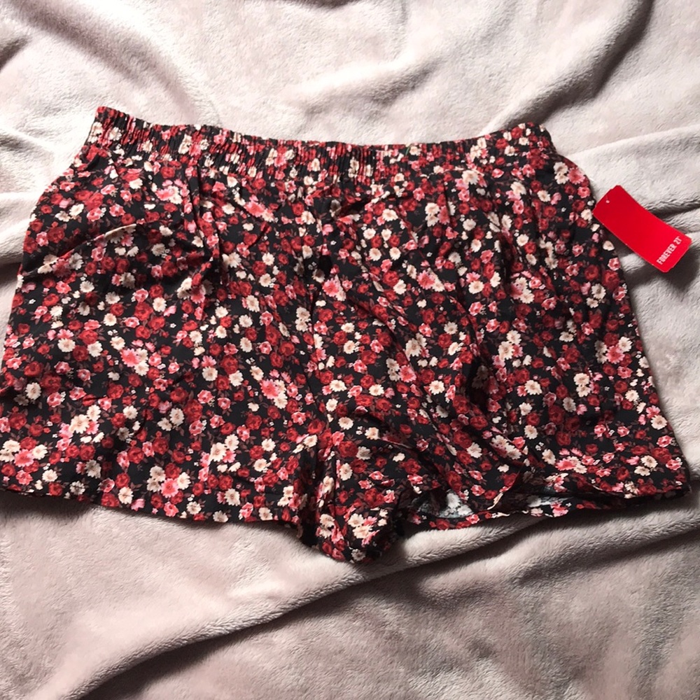 NWT. Floral shorts w/ pockets.